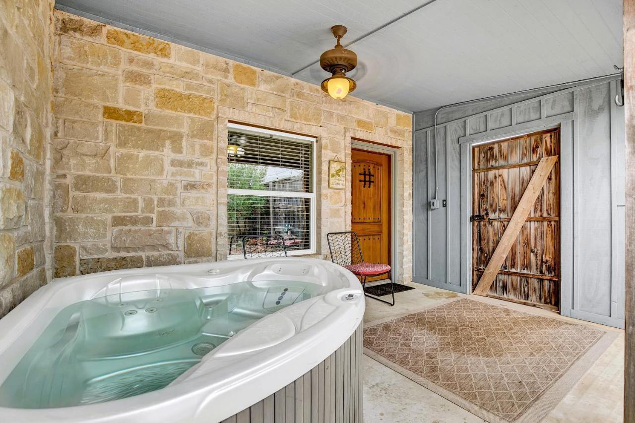 Romantic Oasis With Hot Tub Near Fred And Wineries! Fredericksburg Exterior photo